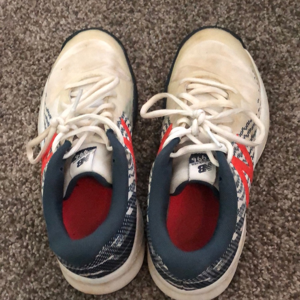 Tennis court shoes